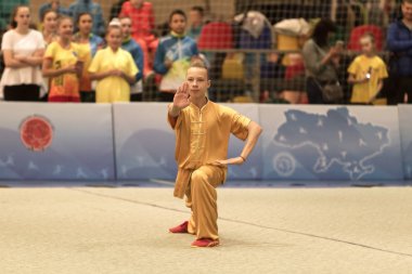 Odessa, Ukrayna - 1 Ekim 2019: Wushu çocuklar arasındaki Wushu yarışması sırasında sporcu. Yarışmadaki genç sporcular Shaolin Kung Fu (Shaolin Wushu) adlı Çin dövüş sanatlarını icra ediyorlar.)