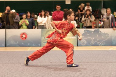 Odessa, Ukrayna - 1 Ekim 2019: Wushu çocuklar arasındaki Wushu yarışması sırasında sporcu. Yarışmadaki genç sporcular Shaolin Kung Fu (Shaolin Wushu) adlı Çin dövüş sanatlarını icra ediyorlar.)