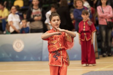 Odessa, Ukrayna - 1 Ekim 2019: Wushu çocuklar arasındaki Wushu yarışması sırasında sporcu. Yarışmadaki genç sporcular Shaolin Kung Fu (Shaolin Wushu) adlı Çin dövüş sanatlarını icra ediyorlar.)