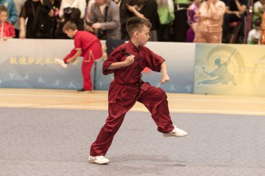 Odessa, Ukrayna - 1 Ekim 2019: Wushu çocuklar arasındaki Wushu yarışması sırasında sporcu. Yarışmadaki genç sporcular Shaolin Kung Fu (Shaolin Wushu) adlı Çin dövüş sanatlarını icra ediyorlar.)