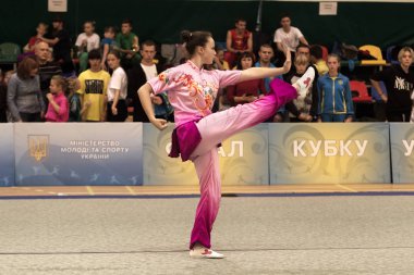 Odessa, Ukrayna - 1 Ekim 2019: Wushu çocuklar arasındaki Wushu yarışması sırasında sporcu. Yarışmadaki genç sporcular Shaolin Kung Fu (Shaolin Wushu) adlı Çin dövüş sanatlarını icra ediyorlar.)
