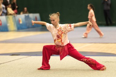 Odessa, Ukrayna - 1 Ekim 2019: Wushu çocuklar arasındaki Wushu yarışması sırasında sporcu. Yarışmadaki genç sporcular Shaolin Kung Fu (Shaolin Wushu) adlı Çin dövüş sanatlarını icra ediyorlar.)