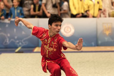 Odessa, Ukrayna - 1 Ekim 2019: Wushu çocuklar arasındaki Wushu yarışması sırasında sporcu. Yarışmadaki genç sporcular Shaolin Kung Fu (Shaolin Wushu) adlı Çin dövüş sanatlarını icra ediyorlar.)