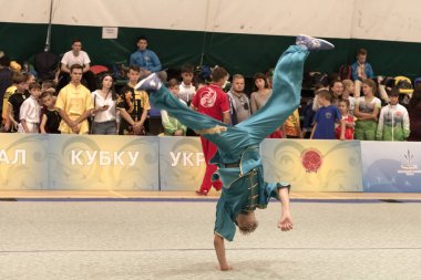 Odessa, Ukrayna - 1 Ekim 2019: Wushu çocuklar arasındaki Wushu yarışması sırasında sporcu. Yarışmadaki genç sporcular Shaolin Kung Fu (Shaolin Wushu) adlı Çin dövüş sanatlarını icra ediyorlar.)