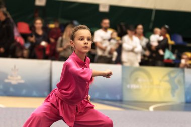 Odessa, Ukrayna - 1 Ekim 2019: Wushu çocuklar arasındaki Wushu yarışması sırasında sporcu. Yarışmadaki genç sporcular Shaolin Kung Fu (Shaolin Wushu) adlı Çin dövüş sanatlarını icra ediyorlar.)