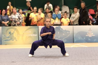 Odessa, Ukrayna - 1 Ekim 2019: Wushu çocuklar arasındaki Wushu yarışması sırasında sporcu. Yarışmadaki genç sporcular Shaolin Kung Fu (Shaolin Wushu) adlı Çin dövüş sanatlarını icra ediyorlar.)