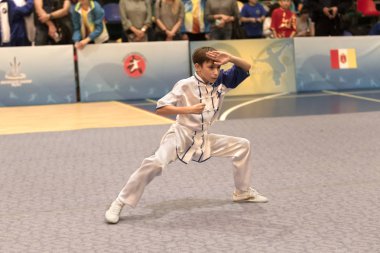 Odessa, Ukrayna - 1 Ekim 2019: Wushu çocuklar arasındaki Wushu yarışması sırasında sporcu. Yarışmadaki genç sporcular Shaolin Kung Fu (Shaolin Wushu) adlı Çin dövüş sanatlarını icra ediyorlar.)