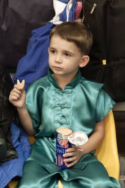 Odessa, Ukrayna - 1 Ekim 2019: Wushu çocuklar arasındaki Wushu yarışması sırasında sporcu. Yarışmadaki genç sporcular Shaolin Kung Fu (Shaolin Wushu) adlı Çin dövüş sanatlarını icra ediyorlar.)