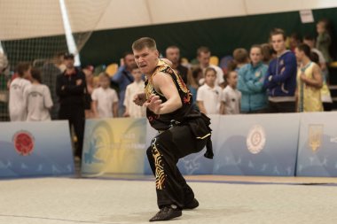 Odessa, Ukrayna - 1 Ekim 2019: Wushu çocuklar arasındaki Wushu yarışması sırasında sporcu. Yarışmadaki genç sporcular Shaolin Kung Fu (Shaolin Wushu) adlı Çin dövüş sanatlarını icra ediyorlar.)
