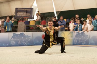 Odessa, Ukrayna - 1 Ekim 2019: Wushu çocuklar arasındaki Wushu yarışması sırasında sporcu. Yarışmadaki genç sporcular Shaolin Kung Fu (Shaolin Wushu) adlı Çin dövüş sanatlarını icra ediyorlar.)