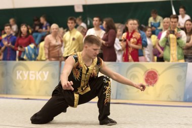 Odessa, Ukrayna - 1 Ekim 2019: Wushu çocuklar arasındaki Wushu yarışması sırasında sporcu. Yarışmadaki genç sporcular Shaolin Kung Fu (Shaolin Wushu) adlı Çin dövüş sanatlarını icra ediyorlar.)