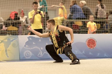 Odessa, Ukrayna - 1 Ekim 2019: Wushu çocuklar arasındaki Wushu yarışması sırasında sporcu. Yarışmadaki genç sporcular Shaolin Kung Fu (Shaolin Wushu) adlı Çin dövüş sanatlarını icra ediyorlar.)