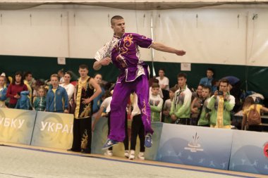 Odessa, Ukrayna - 1 Ekim 2019: Wushu çocuklar arasındaki Wushu yarışması sırasında sporcu. Yarışmadaki genç sporcular Shaolin Kung Fu (Shaolin Wushu) adlı Çin dövüş sanatlarını icra ediyorlar.)