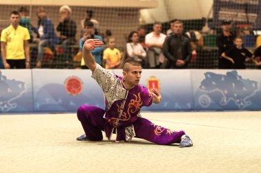 Odessa, Ukrayna - 1 Ekim 2019: Wushu çocuklar arasındaki Wushu yarışması sırasında sporcu. Yarışmadaki genç sporcular Shaolin Kung Fu (Shaolin Wushu) adlı Çin dövüş sanatlarını icra ediyorlar.)