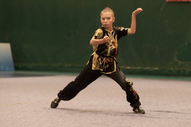 Odessa, Ukrayna - 1 Ekim 2019: Wushu çocuklar arasındaki Wushu yarışması sırasında sporcu. Yarışmadaki genç sporcular Shaolin Kung Fu (Shaolin Wushu) adlı Çin dövüş sanatlarını icra ediyorlar.)