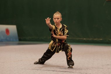 Odessa, Ukrayna - 1 Ekim 2019: Wushu çocuklar arasındaki Wushu yarışması sırasında sporcu. Yarışmadaki genç sporcular Shaolin Kung Fu (Shaolin Wushu) adlı Çin dövüş sanatlarını icra ediyorlar.)