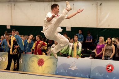 Odessa, Ukrayna - 1 Ekim 2019: Wushu çocuklar arasındaki Wushu yarışması sırasında sporcu. Yarışmadaki genç sporcular Shaolin Kung Fu (Shaolin Wushu) adlı Çin dövüş sanatlarını icra ediyorlar.)