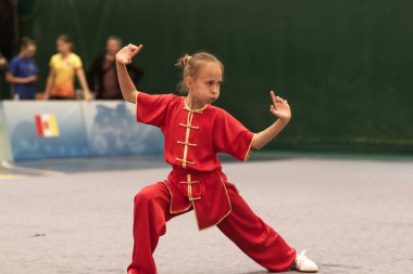 Odessa, Ukrayna - 1 Ekim 2019: Wushu çocuklar arasındaki Wushu yarışması sırasında sporcu. Yarışmadaki genç sporcular Shaolin Kung Fu (Shaolin Wushu) adlı Çin dövüş sanatlarını icra ediyorlar.)