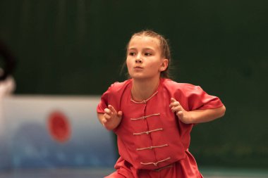 Odessa, Ukrayna - 1 Ekim 2019: Wushu çocuklar arasındaki Wushu yarışması sırasında sporcu. Yarışmadaki genç sporcular Shaolin Kung Fu (Shaolin Wushu) adlı Çin dövüş sanatlarını icra ediyorlar.)