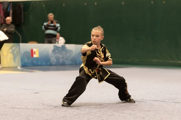 ウクライナのオデッサ 10月1 2019 子供たちの間でWushuの競争の中でWushuの選手 若い競技者が少林寺拳法と呼ばれる中国武術を披露する 少林寺拳法 — ストック写真