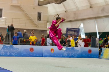 Odessa, Ukrayna - 1 Ekim 2019: Wushu çocuklar arasındaki Wushu yarışması sırasında sporcu. Yarışmadaki genç sporcular Shaolin Kung Fu (Shaolin Wushu) adlı Çin dövüş sanatlarını icra ediyorlar.)