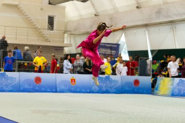 Odessa, Ukrayna - 1 Ekim 2019: Wushu çocuklar arasındaki Wushu yarışması sırasında sporcu. Yarışmadaki genç sporcular Shaolin Kung Fu (Shaolin Wushu) adlı Çin dövüş sanatlarını icra ediyorlar.)