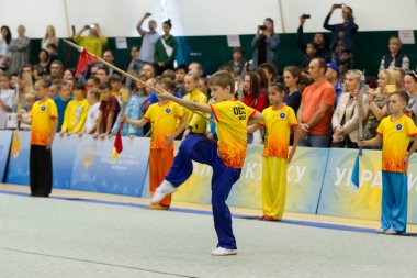 Odessa, Ukrayna - 1 Ekim 2019: Wushu çocuklar arasındaki Wushu yarışması sırasında sporcu. Yarışmadaki genç sporcular Shaolin Kung Fu (Shaolin Wushu) adlı Çin dövüş sanatlarını icra ediyorlar.)