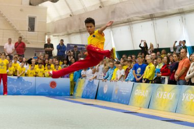 Odessa, Ukrayna - 1 Ekim 2019: Wushu çocuklar arasındaki Wushu yarışması sırasında sporcu. Yarışmadaki genç sporcular Shaolin Kung Fu (Shaolin Wushu) adlı Çin dövüş sanatlarını icra ediyorlar.)