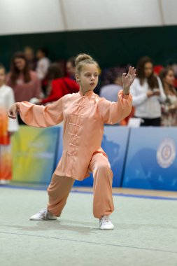 Odessa, Ukrayna - 1 Ekim 2019: Wushu çocuklar arasındaki Wushu yarışması sırasında sporcu. Yarışmadaki genç sporcular Shaolin Kung Fu (Shaolin Wushu) adlı Çin dövüş sanatlarını icra ediyorlar.)