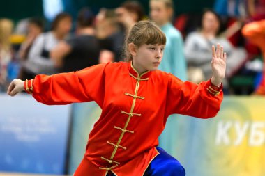 Odessa, Ukrayna - 1 Ekim 2019: Wushu çocuklar arasındaki Wushu yarışması sırasında sporcu. Yarışmadaki genç sporcular Shaolin Kung Fu (Shaolin Wushu) adlı Çin dövüş sanatlarını icra ediyorlar.)