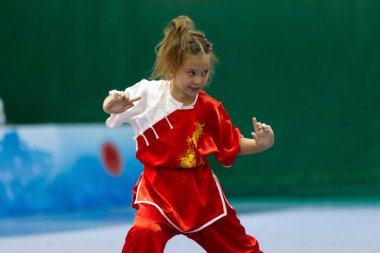 Odessa, Ukrayna - 1 Ekim 2019: Wushu çocuklar arasındaki Wushu yarışması sırasında sporcu. Yarışmadaki genç sporcular Shaolin Kung Fu (Shaolin Wushu) adlı Çin dövüş sanatlarını icra ediyorlar.)