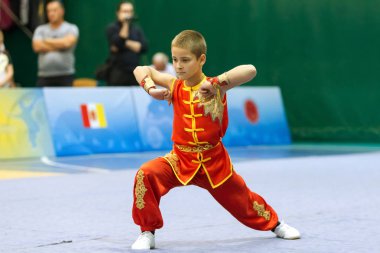 Odessa, Ukrayna - 1 Ekim 2019: Wushu çocuklar arasındaki Wushu yarışması sırasında sporcu. Yarışmadaki genç sporcular Shaolin Kung Fu (Shaolin Wushu) adlı Çin dövüş sanatlarını icra ediyorlar.)