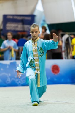 Odessa, Ukrayna - 1 Ekim 2019: Wushu çocuklar arasındaki Wushu yarışması sırasında sporcu. Yarışmadaki genç sporcular Shaolin Kung Fu (Shaolin Wushu) adlı Çin dövüş sanatlarını icra ediyorlar.)