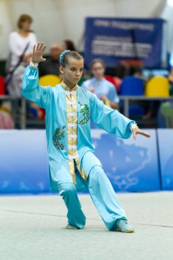 Odessa, Ukrayna - 1 Ekim 2019: Wushu çocuklar arasındaki Wushu yarışması sırasında sporcu. Yarışmadaki genç sporcular Shaolin Kung Fu (Shaolin Wushu) adlı Çin dövüş sanatlarını icra ediyorlar.)