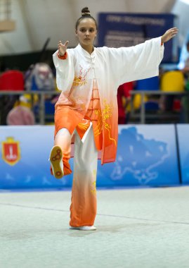 Odessa, Ukrayna - 1 Ekim 2019: Wushu çocuklar arasındaki Wushu yarışması sırasında sporcu. Yarışmadaki genç sporcular Shaolin Kung Fu (Shaolin Wushu) adlı Çin dövüş sanatlarını icra ediyorlar.)