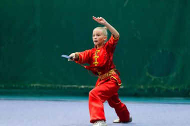 Odessa, Ukrayna - 1 Ekim 2019: Wushu çocuklar arasındaki Wushu yarışması sırasında sporcu. Yarışmadaki genç sporcular Shaolin Kung Fu (Shaolin Wushu) adlı Çin dövüş sanatlarını icra ediyorlar.)