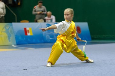 Odessa, Ukrayna - 1 Ekim 2019: Wushu çocuklar arasındaki Wushu yarışması sırasında sporcu. Yarışmadaki genç sporcular Shaolin Kung Fu (Shaolin Wushu) adlı Çin dövüş sanatlarını icra ediyorlar.)