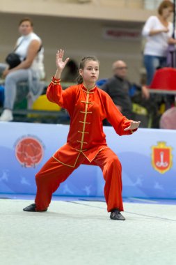 Odessa, Ukrayna - 1 Ekim 2019: Wushu çocuklar arasındaki Wushu yarışması sırasında sporcu. Yarışmadaki genç sporcular Shaolin Kung Fu (Shaolin Wushu) adlı Çin dövüş sanatlarını icra ediyorlar.)