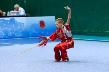 Odessa, Ukrayna - 1 Ekim 2019: Wushu çocuklar arasındaki Wushu yarışması sırasında sporcu. Yarışmadaki genç sporcular Shaolin Kung Fu (Shaolin Wushu) adlı Çin dövüş sanatlarını icra ediyorlar.)