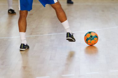 Odessa, Ukrayna - 6 Ekim 2019: Tanımlanamayan yerel takım oyuncuları parke zeminde kapalı alanda futbol oynuyorlar. Bir spor maçının doğru anı kapalı bir salonda, kapalı bir futbol salonunda