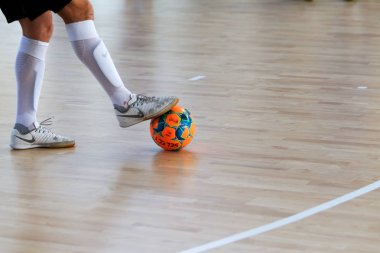 Odessa, Ukrayna - 6 Ekim 2019: Tanımlanamayan yerel takım oyuncuları parke zeminde kapalı alanda futbol oynuyorlar. Bir spor maçının doğru anı kapalı bir salonda, kapalı bir futbol salonunda