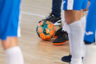 Odessa, Ukrayna - 6 Ekim 2019: Tanımlanamayan yerel takım oyuncuları parke zeminde kapalı alanda futbol oynuyorlar. Bir spor maçının doğru anı kapalı bir salonda, kapalı bir futbol salonunda