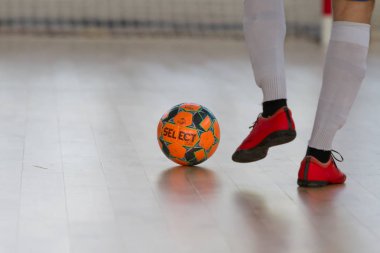 Odessa, Ukrayna - 6 Ekim 2019: Tanımlanamayan yerel takım oyuncuları parke zeminde kapalı alanda futbol oynuyorlar. Bir spor maçının doğru anı kapalı bir salonda, kapalı bir futbol salonunda