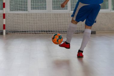 Odessa, Ukrayna - 6 Ekim 2019: Tanımlanamayan yerel takım oyuncuları parke zeminde kapalı alanda futbol oynuyorlar. Bir spor maçının doğru anı kapalı bir salonda, kapalı bir futbol salonunda