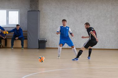 Odessa, Ukrayna - 6 Ekim 2019: Tanımlanamayan yerel takım oyuncuları parke zeminde kapalı alanda futbol oynuyorlar. Bir spor maçının doğru anı kapalı bir salonda, kapalı bir futbol salonunda