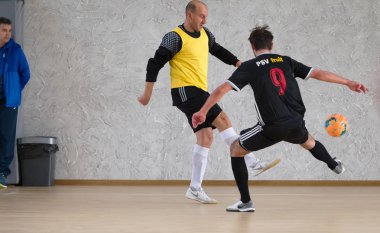 Odessa, Ukrayna - 6 Ekim 2019: Tanımlanamayan yerel takım oyuncuları parke zeminde kapalı alanda futbol oynuyorlar. Bir spor maçının doğru anı kapalı bir salonda, kapalı bir futbol salonunda