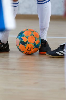 Odessa, Ukrayna - 6 Ekim 2019: Tanımlanamayan yerel takım oyuncuları parke zeminde kapalı alanda futbol oynuyorlar. Bir spor maçının doğru anı kapalı bir salonda, kapalı bir futbol salonunda