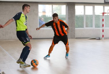 Odessa, Ukrayna - 6 Ekim 2019: Tanımlanamayan yerel takım oyuncuları parke zeminde kapalı alanda futbol oynuyorlar. Bir spor maçının doğru anı kapalı bir salonda, kapalı bir futbol salonunda