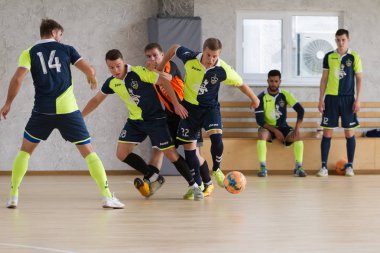 Odessa, Ukrayna - 6 Ekim 2019: Tanımlanamayan yerel takım oyuncuları parke zeminde kapalı alanda futbol oynuyorlar. Bir spor maçının doğru anı kapalı bir salonda, kapalı bir futbol salonunda