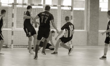 Odessa, Ukrayna - 6 Ekim 2019: Tanımlanamayan yerel takım oyuncuları parke zeminde kapalı alanda futbol oynuyorlar. Bir spor maçının doğru anı kapalı bir salonda, kapalı bir futbol salonunda